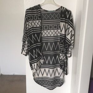 Thin patterned half sleeve cardigan.